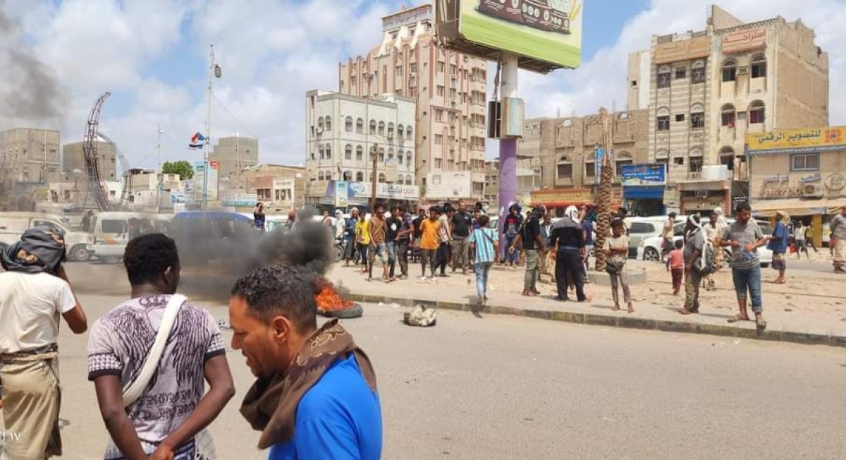 عاجل.. مالكو الدراجات النارية في عدن يقطعون الطرقات احتجاجا على حملة مصادرتها