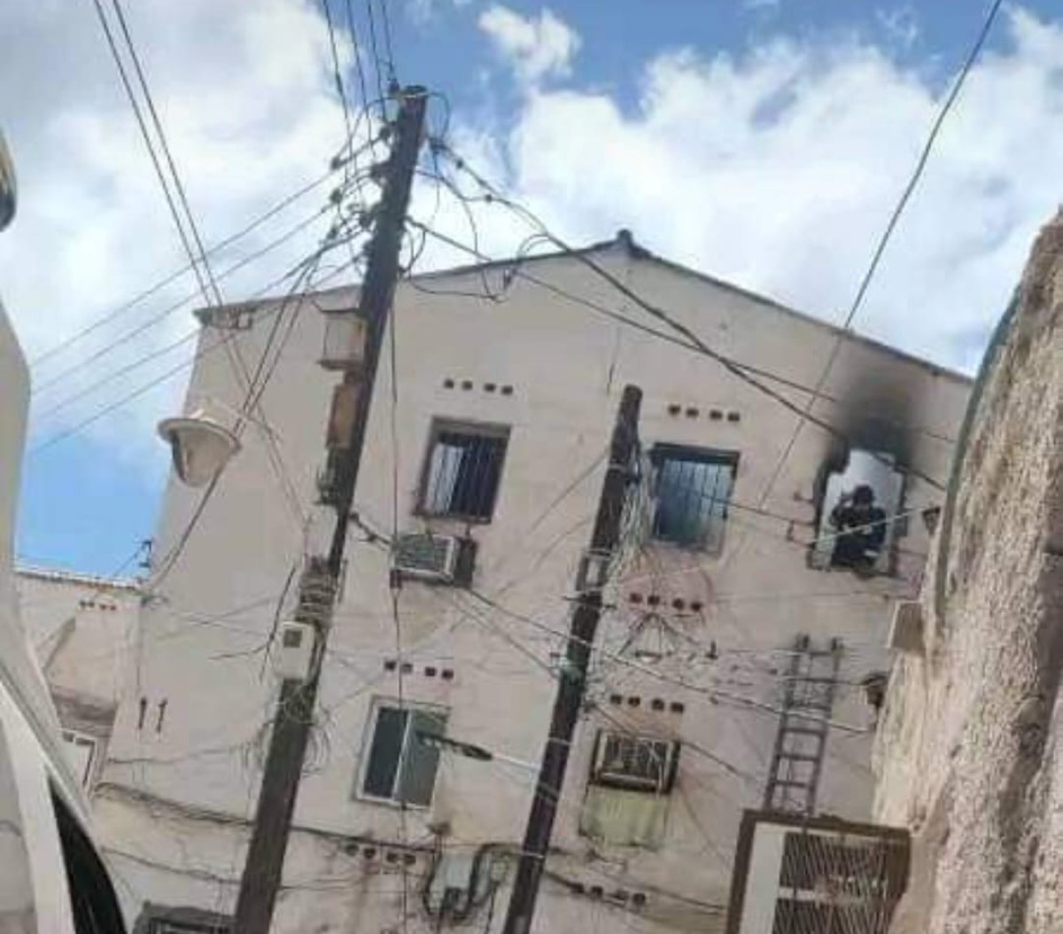 محافظ عدن ينعى ضحايا حريق القلوعة ويوجه بسرعة تقديم المساعدات