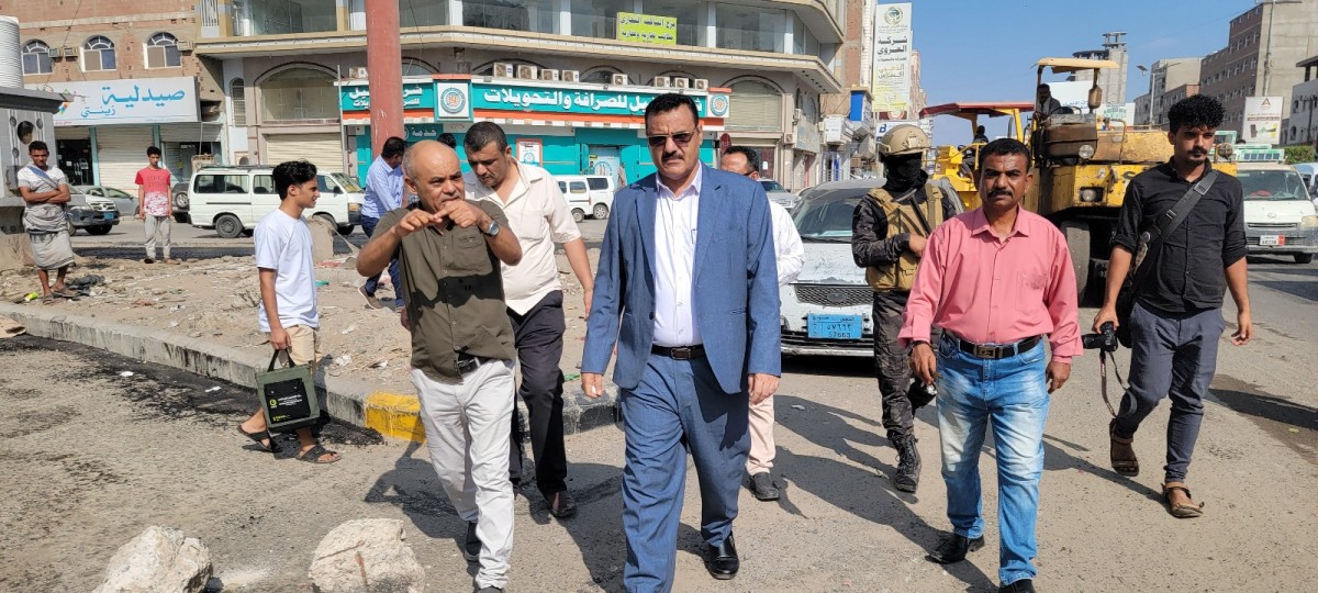 مدير عام المنصورة يدشن مشروع إعادة تأهيل طريق المتفرع من شارع التسعين إلى مقبرة الشهداء