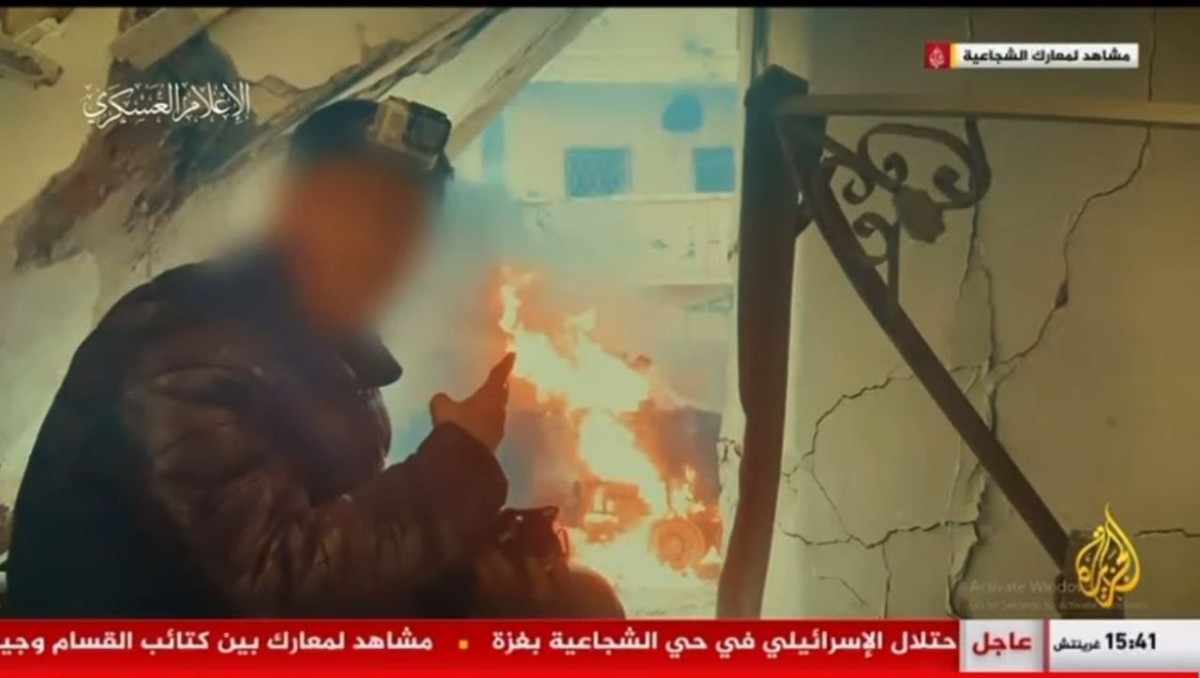A fighter took a “selfie” with a burning tank... Al-Qassam reveals scenes from the “street war” in Shujaiya