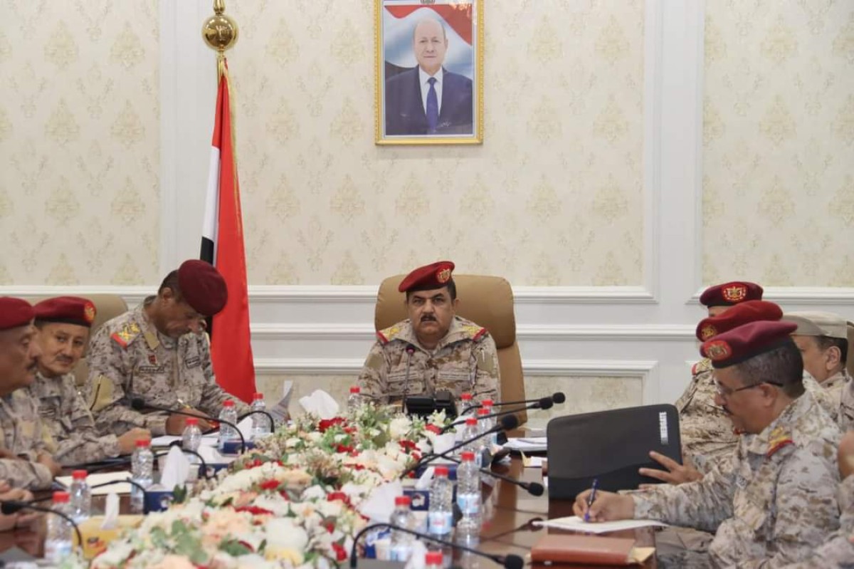 في اجتماع موسع لقيادات الجيش: الداعري يناقش الجاهزية العسكرية واحتياجات القوات المسلحة