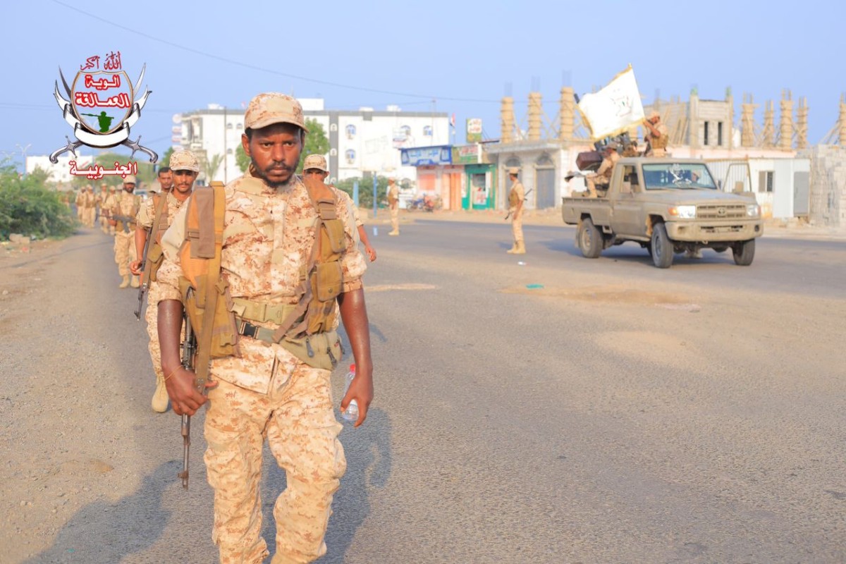 قوات العمالقة الجنوبية تجسد جاهزيتها بتمرين المسير العسكري