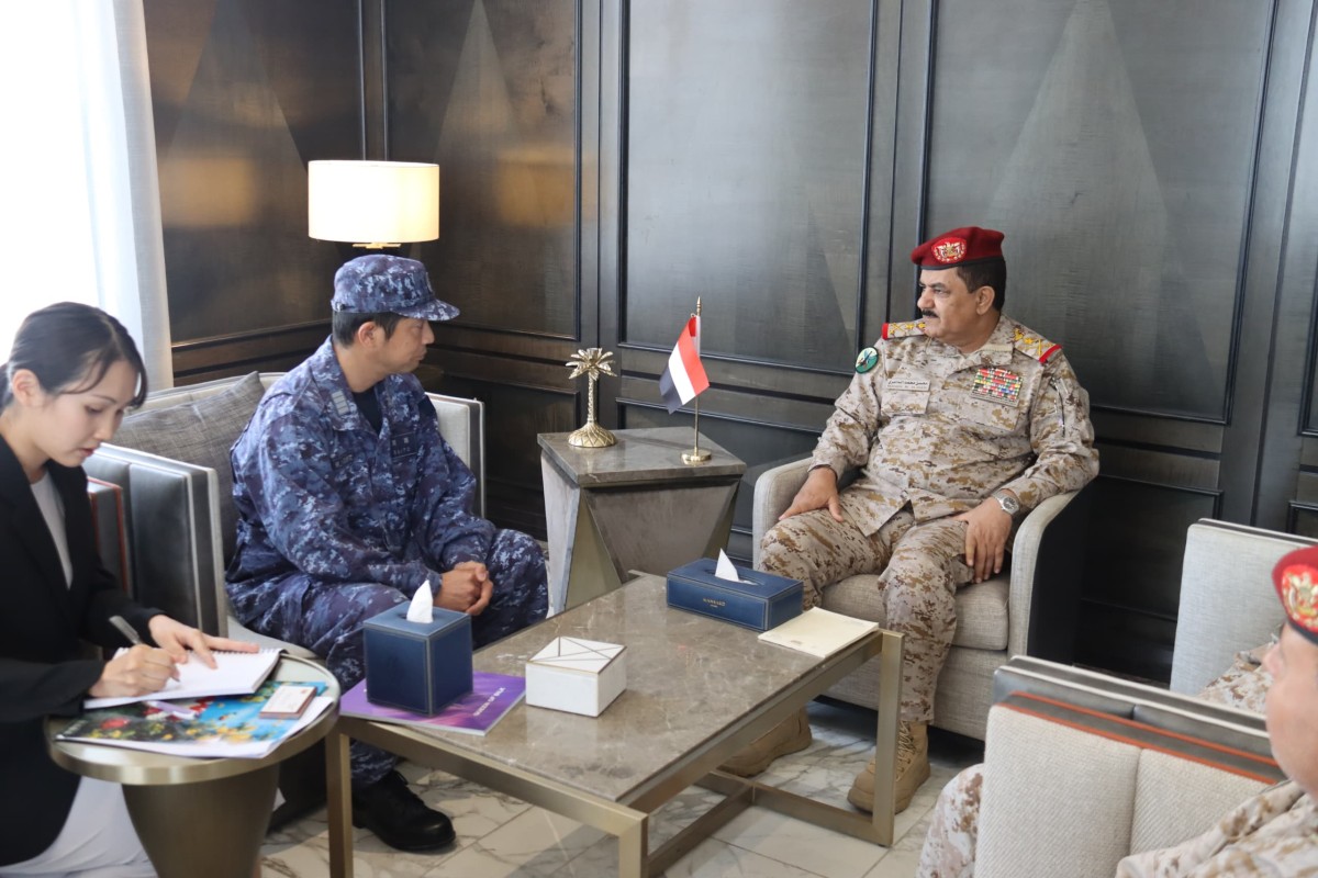 وزير الدفاع يلتقي القائم بالأعمال الصيني والملحق العسكري الياباني