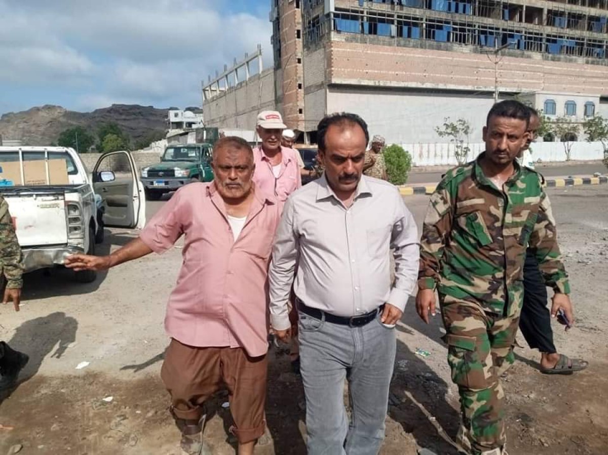 تنفذ حملة إزالة لعدد من العشوائيات بمديرية خور مكسر بعدن