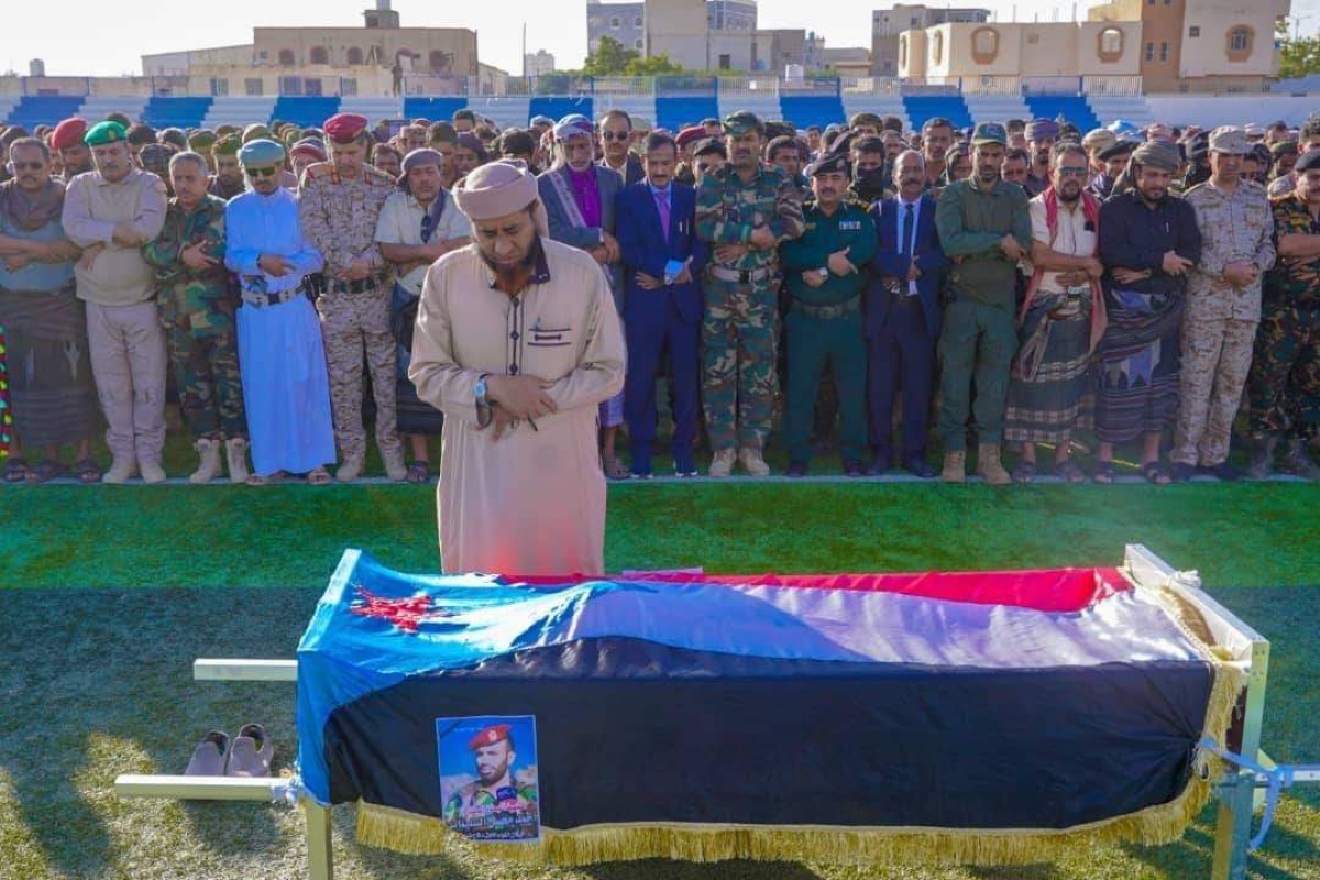 شبوة.. تشييع مهيب لجثمان شهيد الواجب المقدم احمد السليماني
