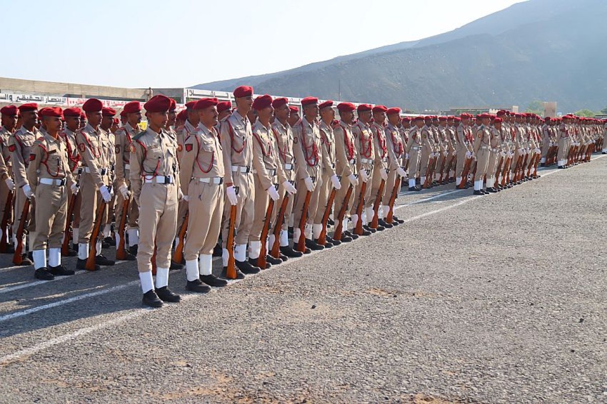 وزير الدفاع يشهد عرضا لطلبة الكلية الحربية في عدن