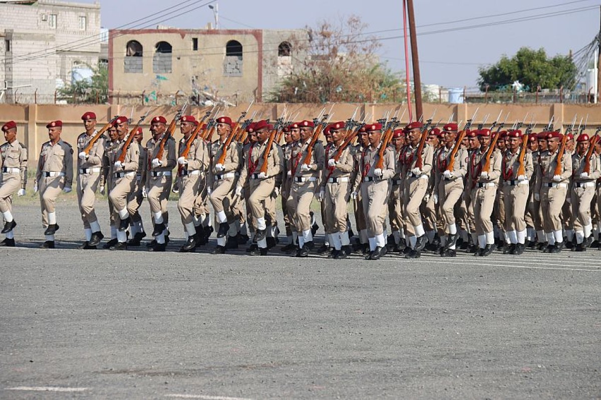 وزير الدفاع يشهد عرضا لطلبة الكلية الحربية في عدن