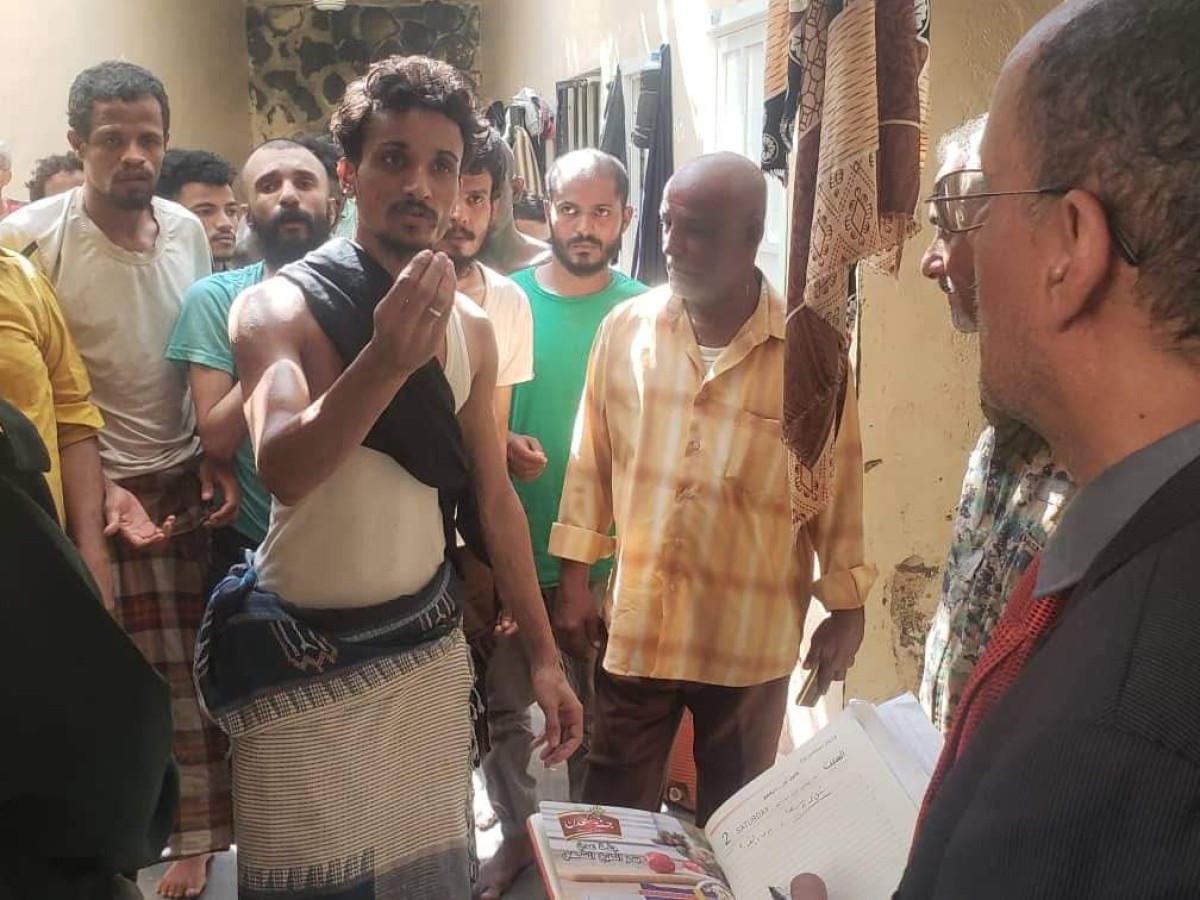 رئيس نيابة إستئناف شمال عدن يقوم بزيارة مفاجئه لمركز شرطة المنصورة لتفقد اوضاع المحجوزين