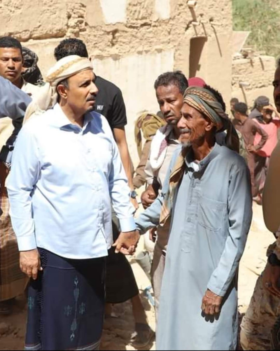 وفاة 4 أشخاص بانهيار منزل شعبي في "حُورة" بحضرموت والمحافظ يتفقد الأسرة المتضررة