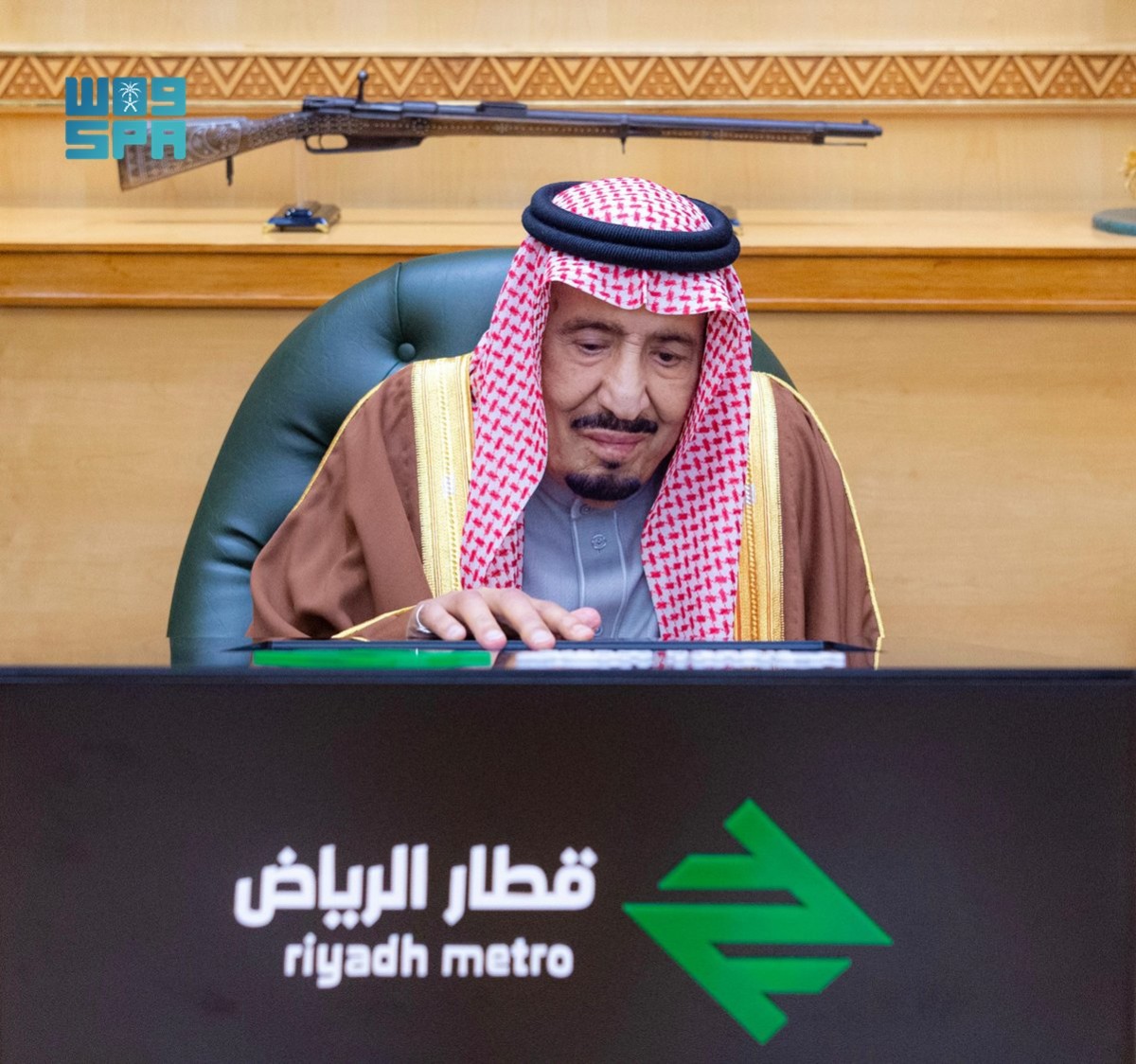 العاهل السعودي يفتتح قطار الرياض.. أضخم مشروعات النقل في العالم