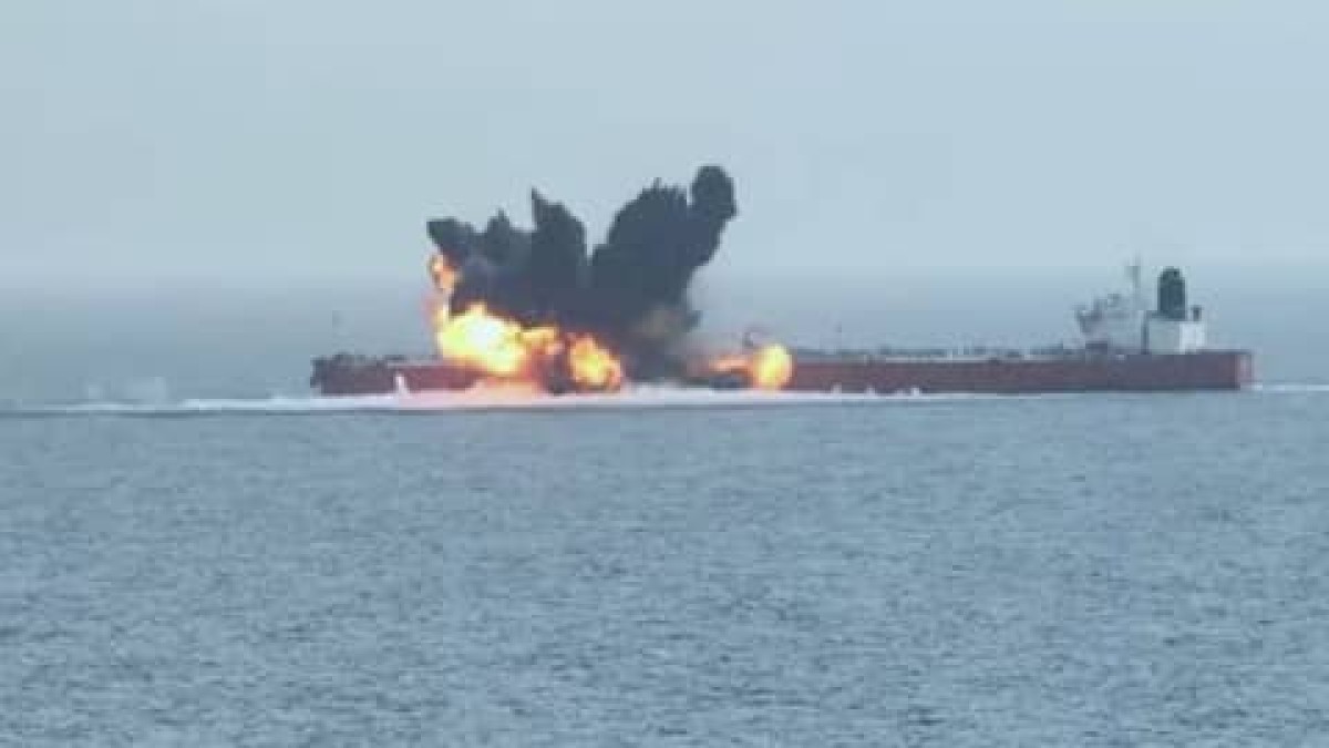 A commercial ship suffers an accident in the Red Sea and its crew is evacuated