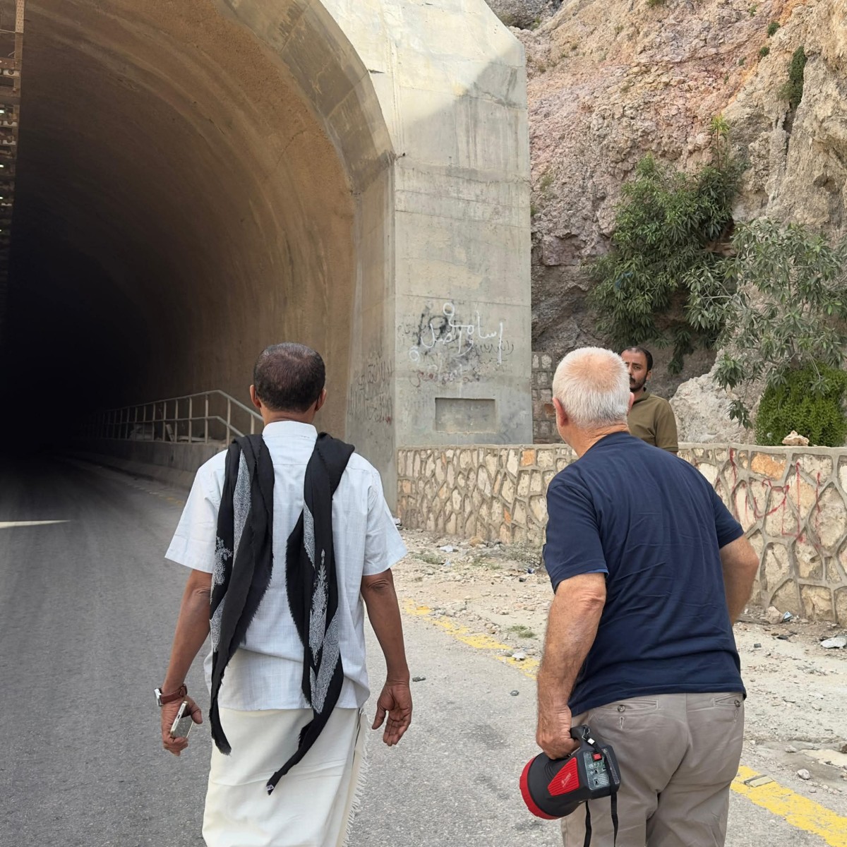 خبير تركي يطلع على الحالة الفنية للأنفاق في المهرة