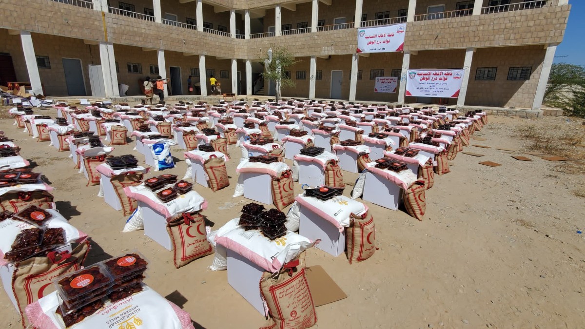 قوات درع الوطن تدشن توزيع 4500 سلة غذائية في مديرية لودر