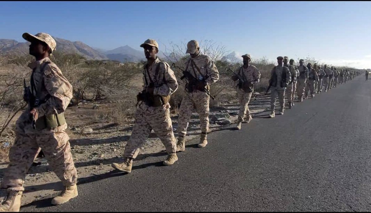 قوات اللواء الرابع درع الوطن تُنفذ مسيراً عسكرياً