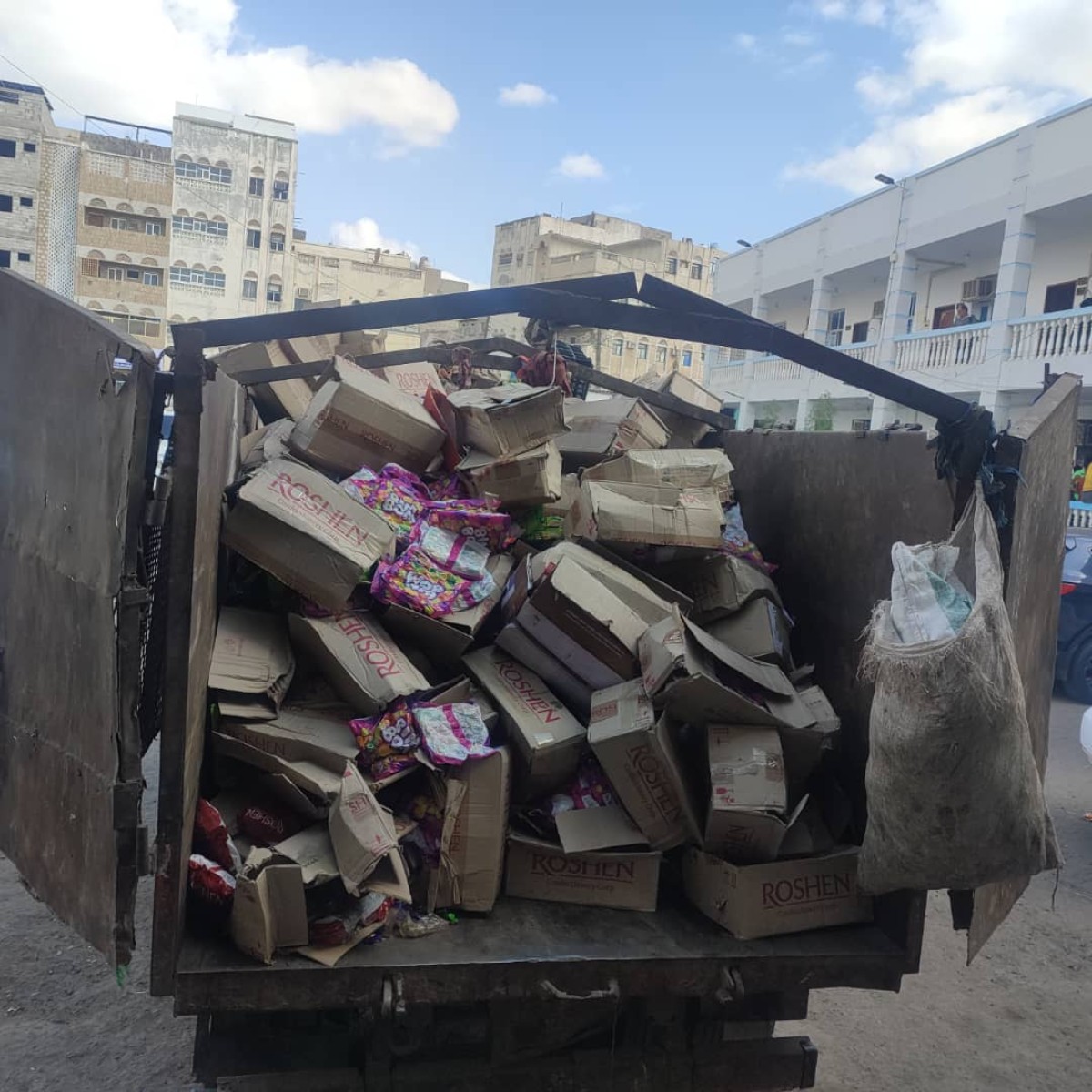صحة البيئة في المنصورة تتلف 3 أطنان من المواد الغذائية غير الصالحة للاستهلاك
