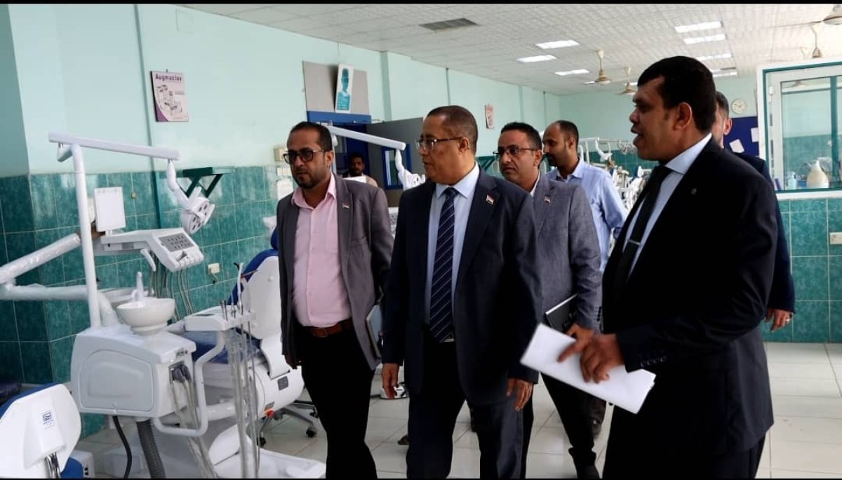 الدكتور الخُبجي يزور كلية طب الأسنان بجامعة عدن