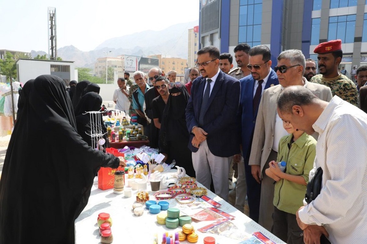الأمين العام لمحلي حضرموت والعميد السعيدي يدشنان المعرض الدائم بالمؤسسة الاقتصادية بالمكلا