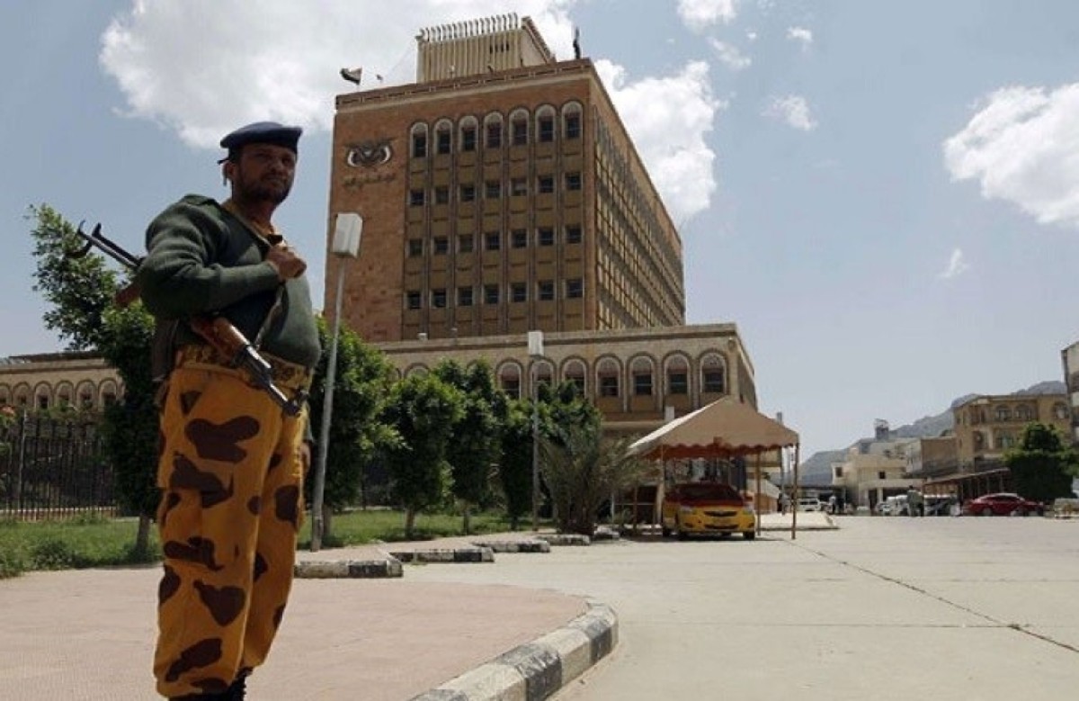 الحوثيون يمنعون موظفي البنوك الخاصة من مغادرة صنعاء
