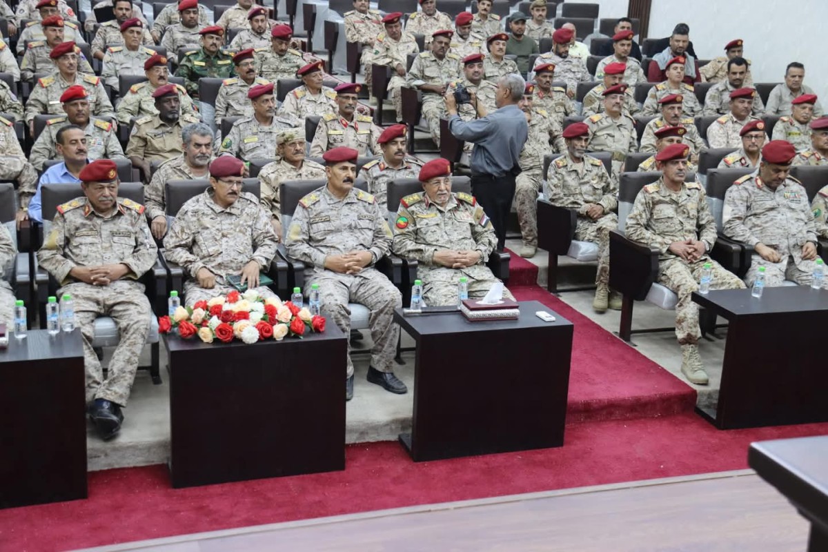 عدن.. وزير الدفاع يوجه برفع مستوى الجاهزية واليقظة