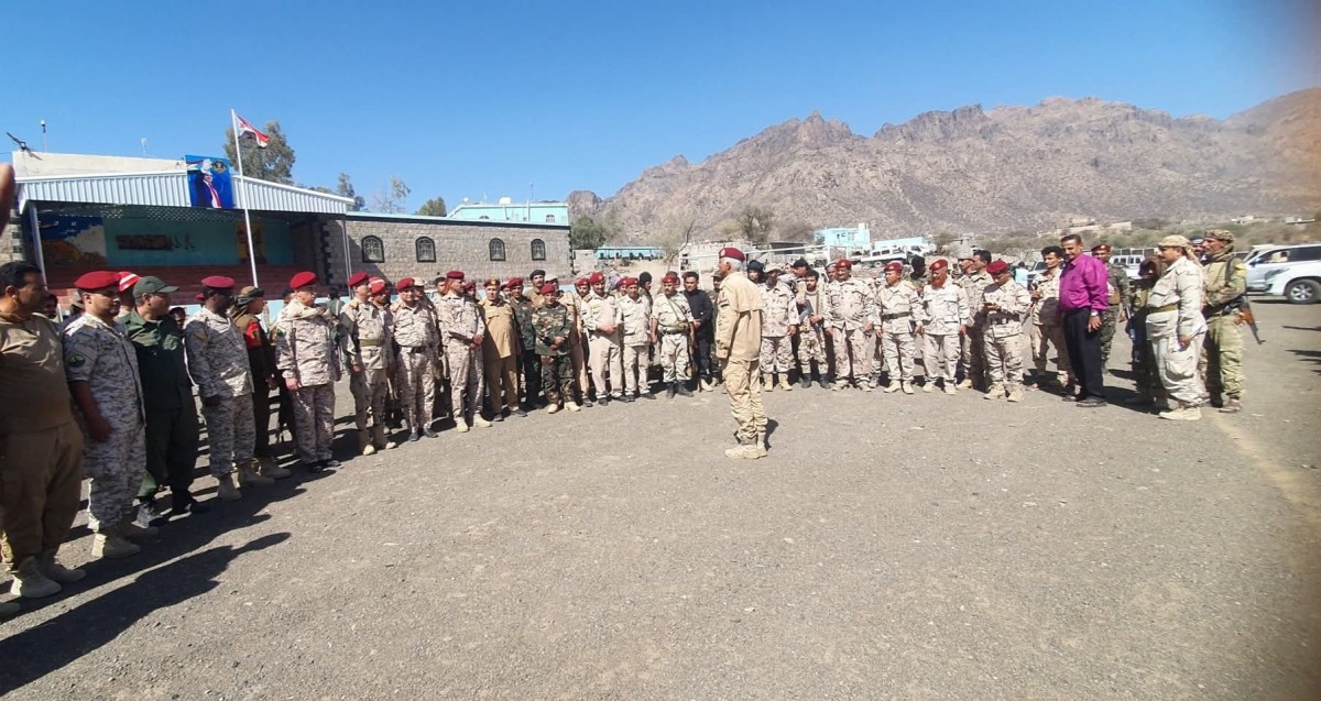 وفد عسكري من وزارة الدفاع والقوات الجنوبية يتفقد جبهة الضالع ويعايد المرابطين