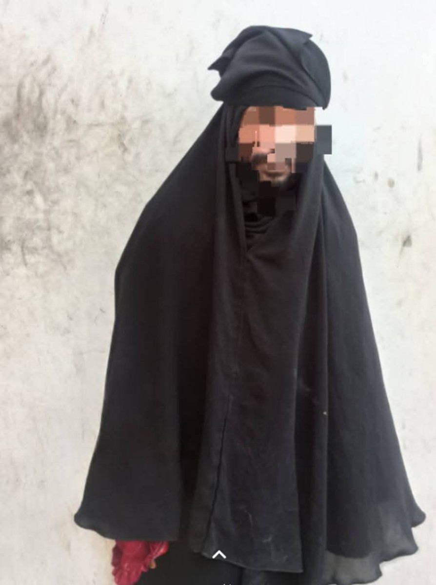 أمن المكلا يطيح بمروج مخدرات حاول الهروب متنكرًا بعباءة نسائية