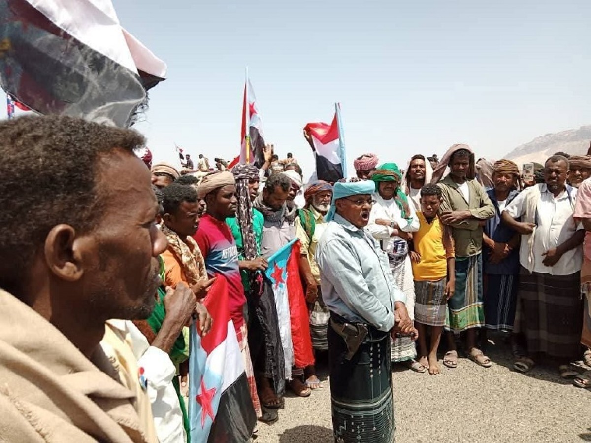 Stone sons crawl with a large procession to participate in the event of Hadramout first