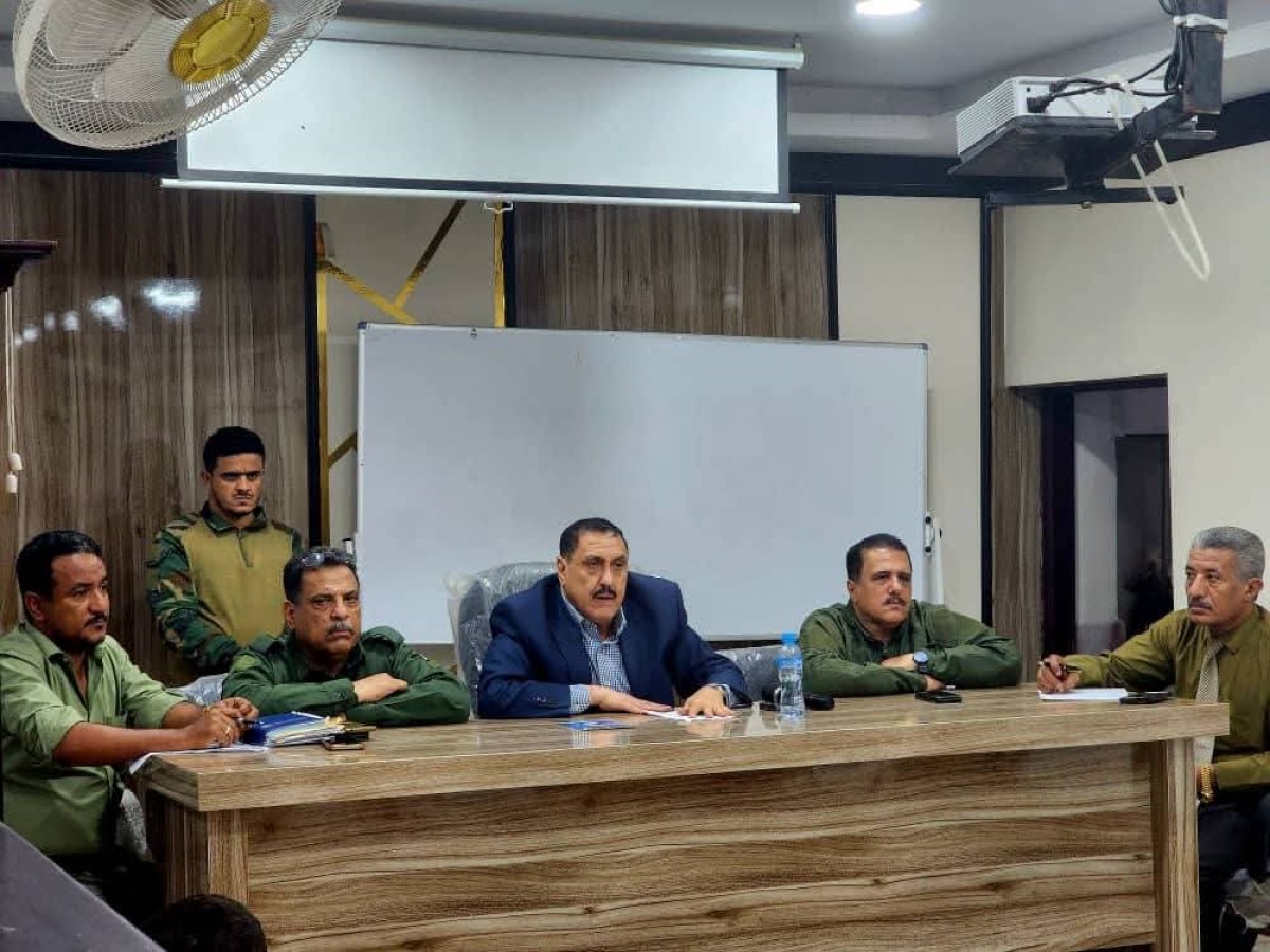 مدير أمن عدن يبحث مع شركات الصرافة مكافحة غسل الأموال وتهريب العملة