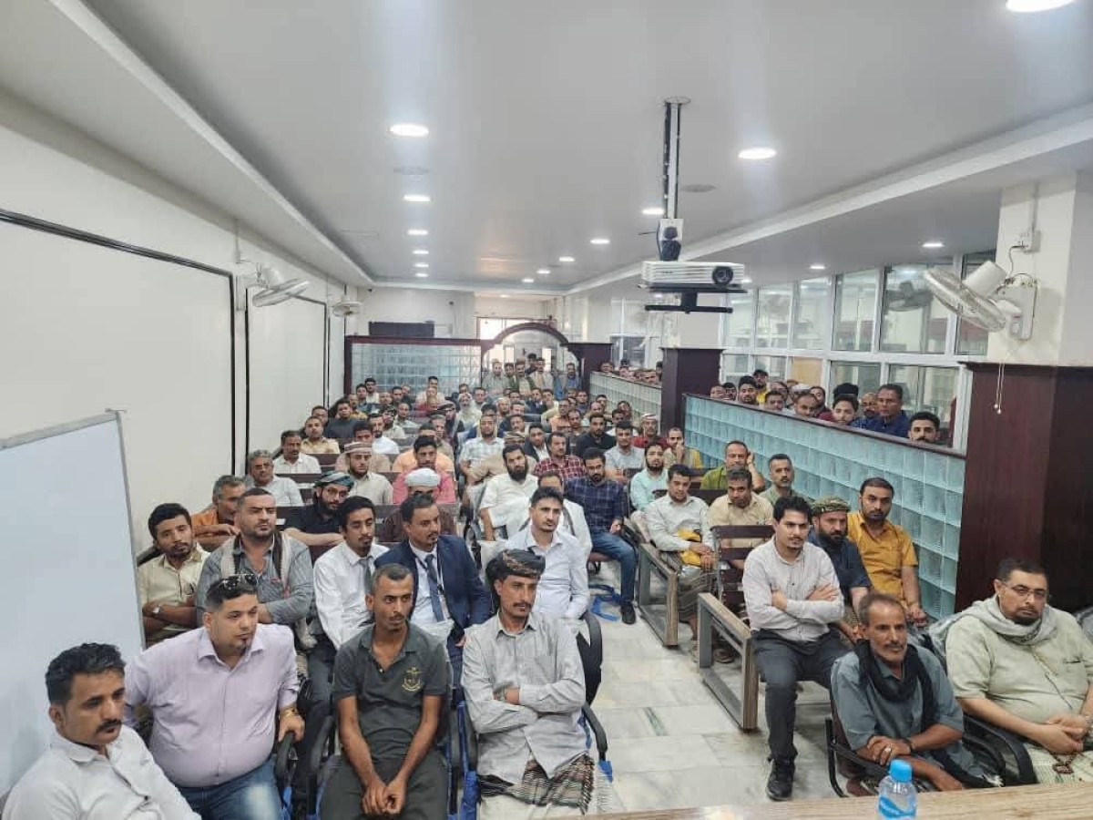 مدير أمن عدن يبحث مع شركات الصرافة مكافحة غسل الأموال وتهريب العملة