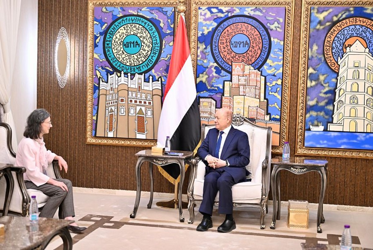 العليمي يبحث مع السفير الأمريكي والسفيرة الفرنسية ملفات الأمن والملاحة والدعم الاقتصادي