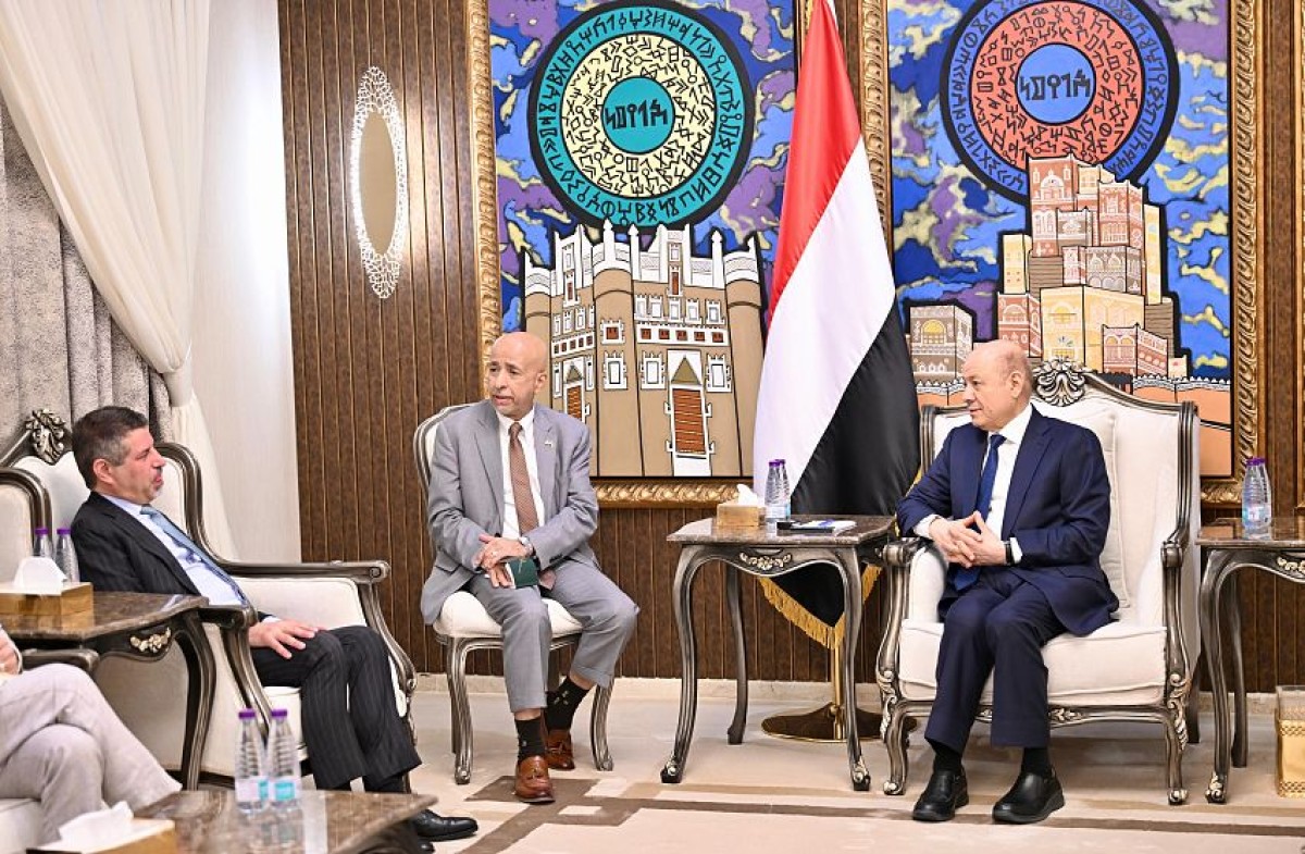 العليمي يبحث مع السفير الأمريكي والسفيرة الفرنسية ملفات الأمن والملاحة والدعم الاقتصادي