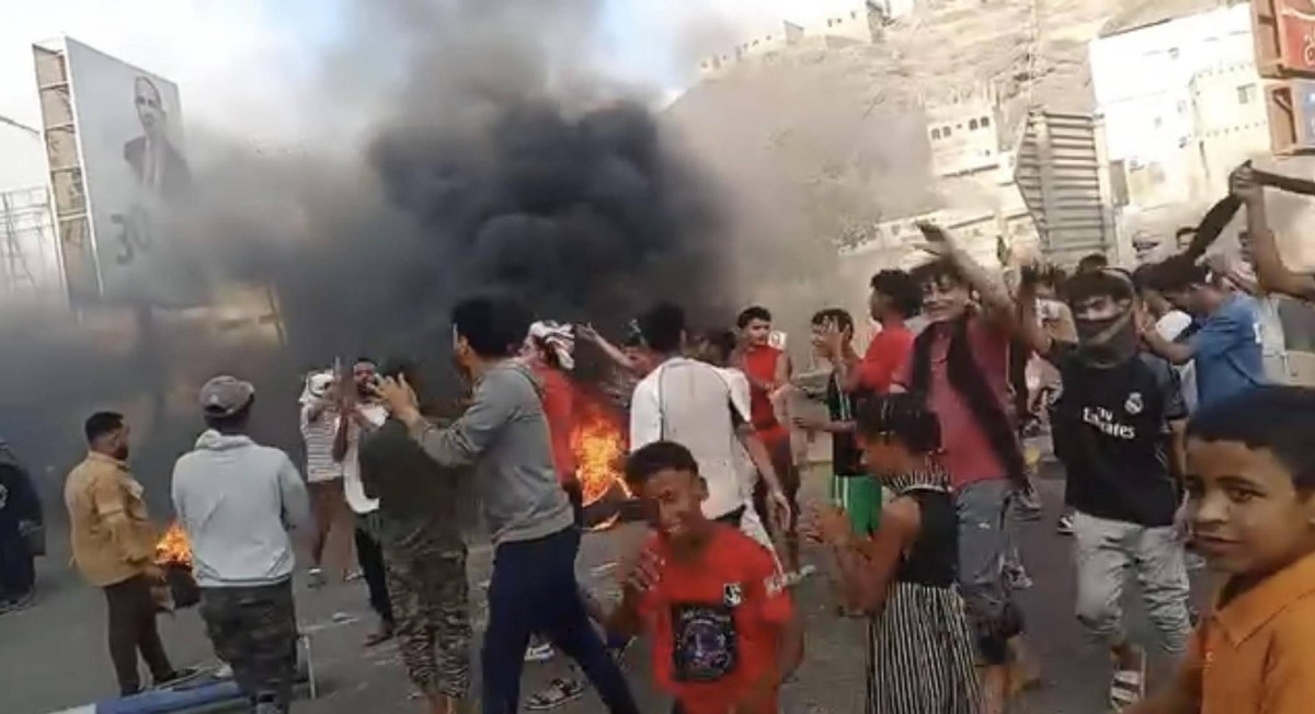 بين مطرقة الإطفاء وسندان العملة.. عدن تدفع ثمن أزمة مركبة