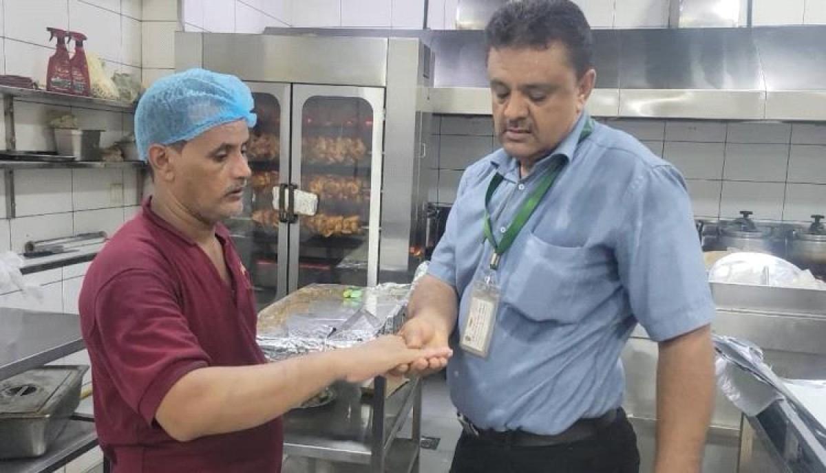 A strict campaign to control the violating restaurants in the Mansoura district of the capital, Aden