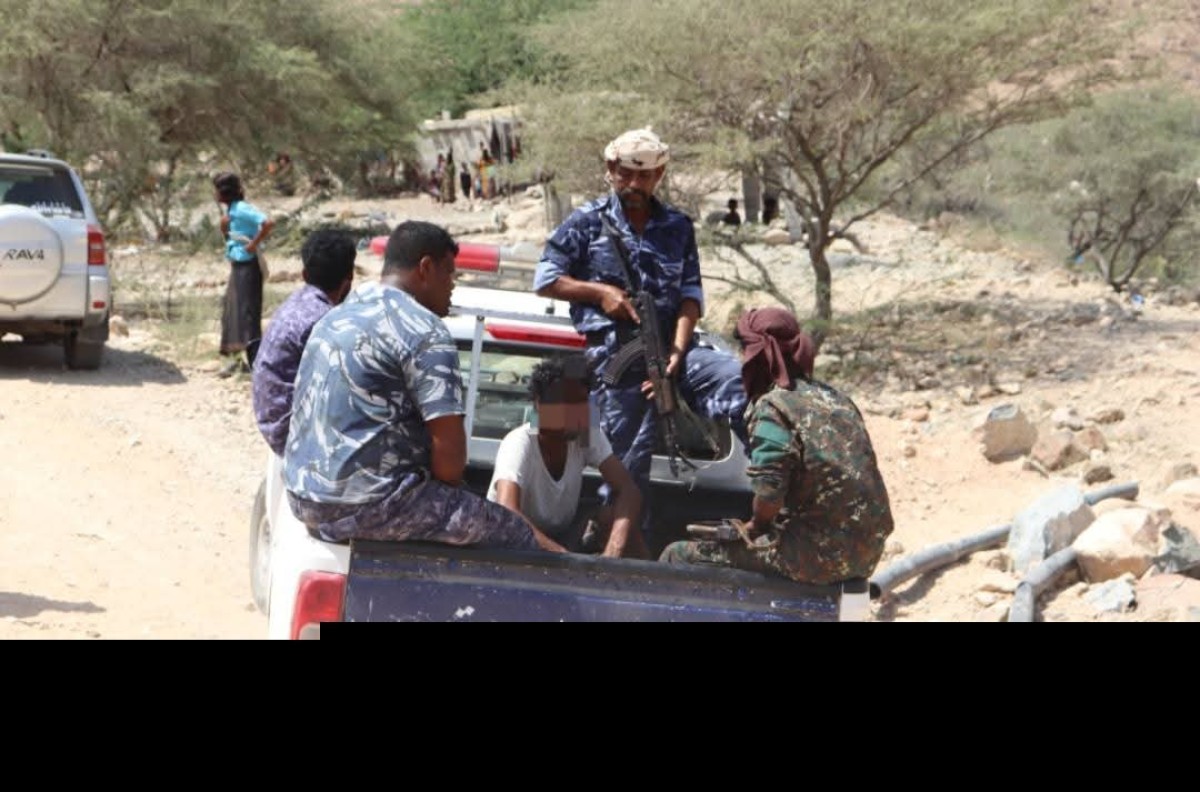 The security of Mukalla is arrested by two defendants in the incident of the assault on the ice cream seller and continues to be pursued