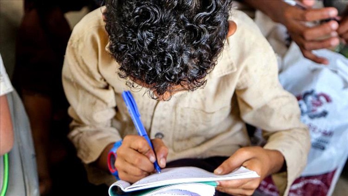 The Houthis prevent the teaching of English before the fourth grade