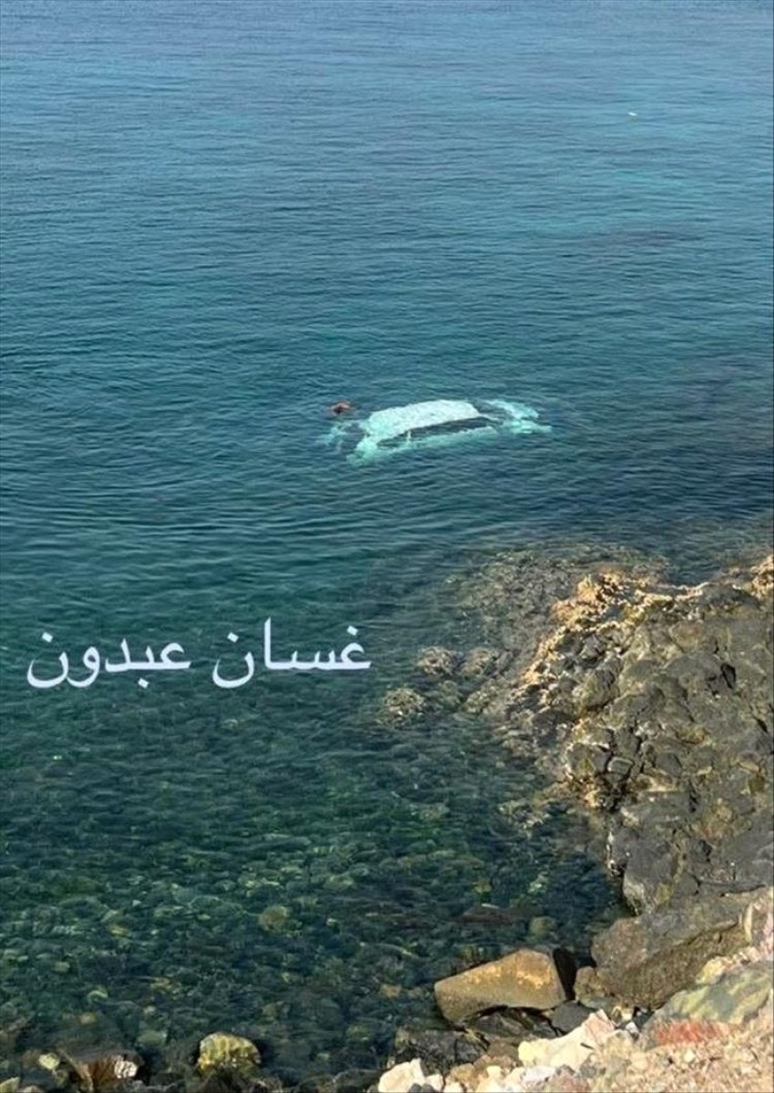 Hadramout .. a car overturning to the sea in Mukalla