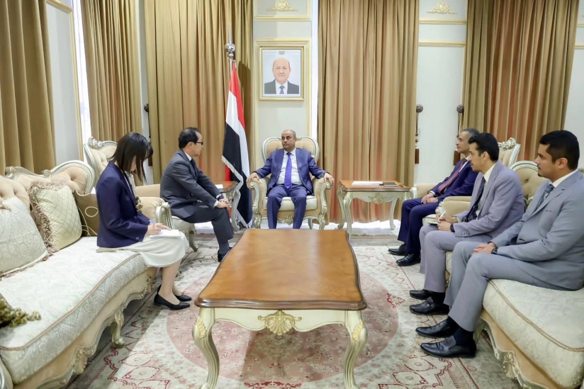 رئيس الوزراء اليمني يستقبل سفراء الإمارات والصين واليابان لبحث الدعم الإقليمي والدولي