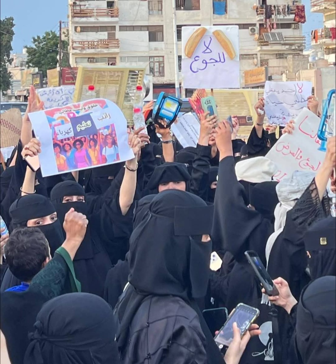 For the second time, the women of Aden demonstrate in the Square of offers to demand the provision of electricity and water