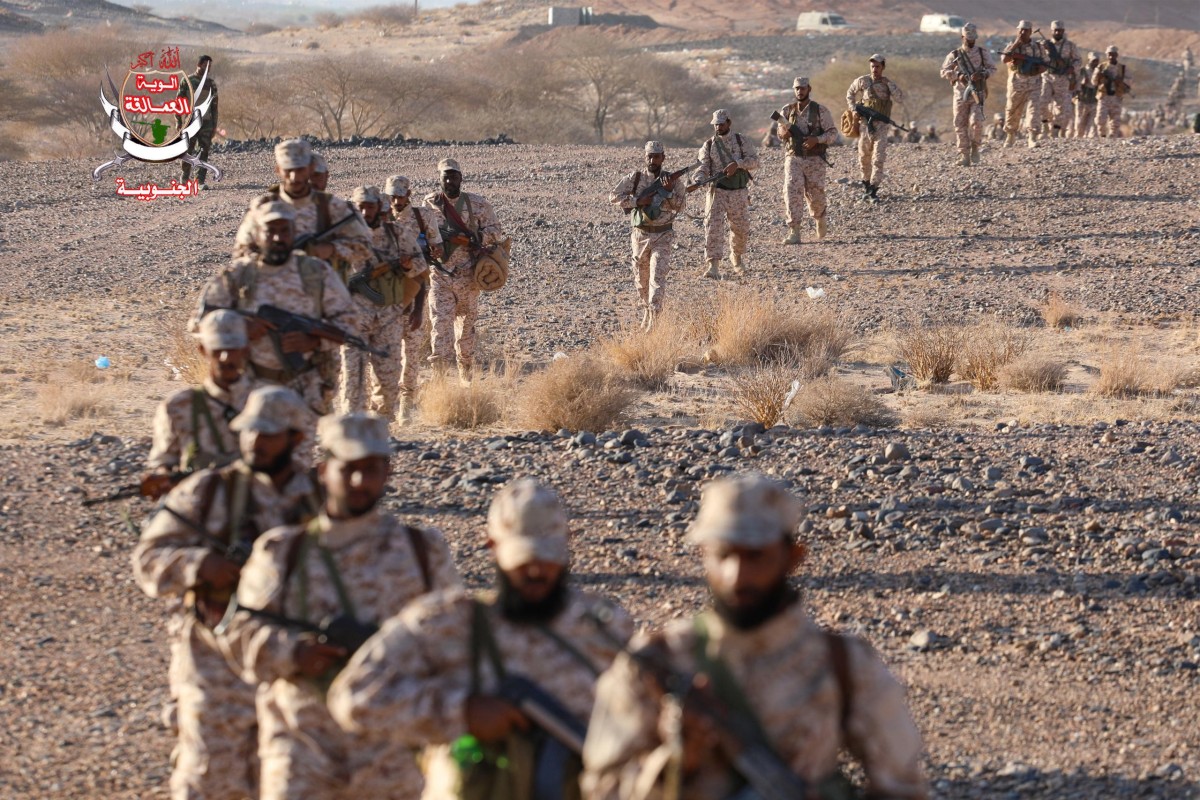 لرفع جاهزيتها القتالية.. قوات العمالقة الجنوبية تنفذ مسيرًا عسكريًّا