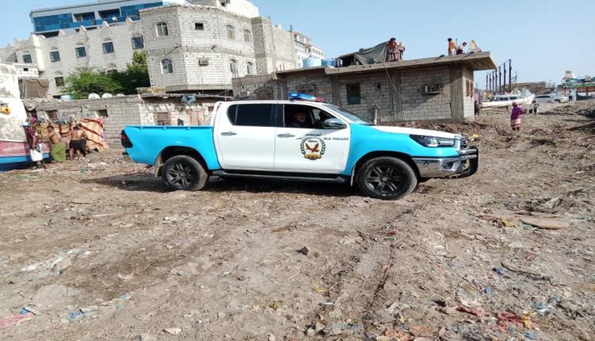 Sira police control a defendant of defrauding a citizen and stealing 80 thousand Saudi riyals