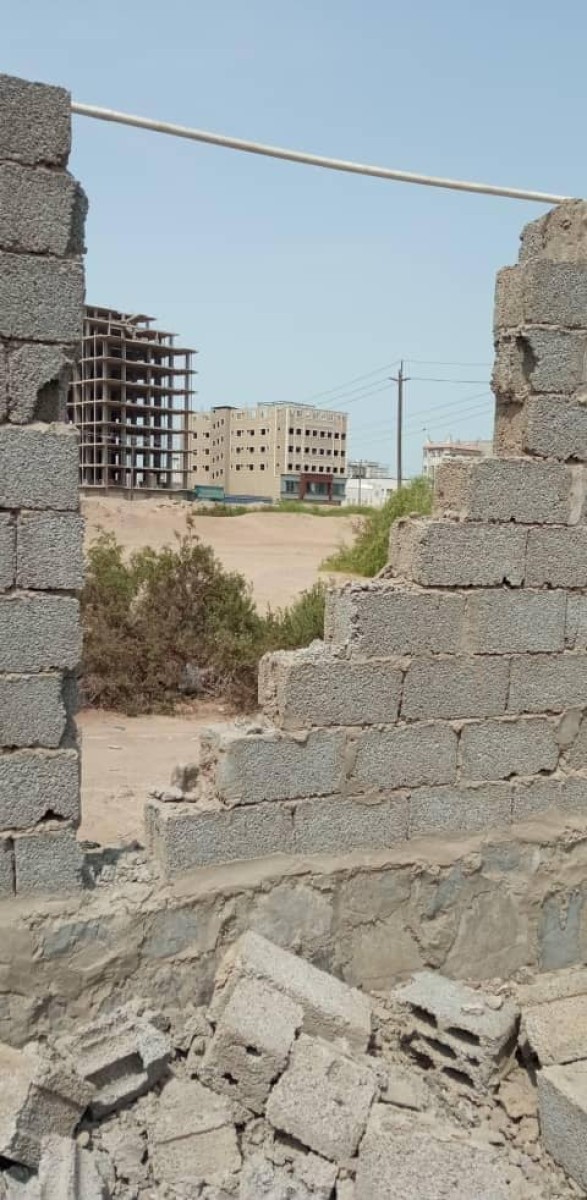 Accusations of a military official of attacking a campus of the Electricity Corporation in Aden