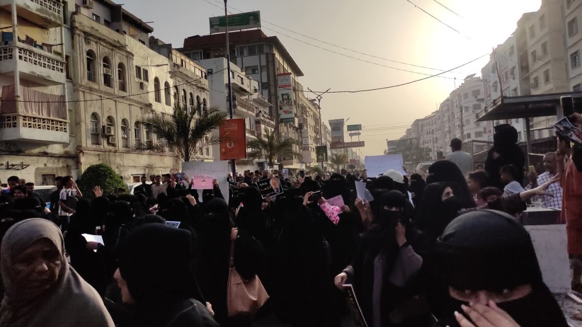 بالصور.. تظاهرة نسائية في المعلا للمطالبة بالخدمات وتحسين الأوضاع المعيشية