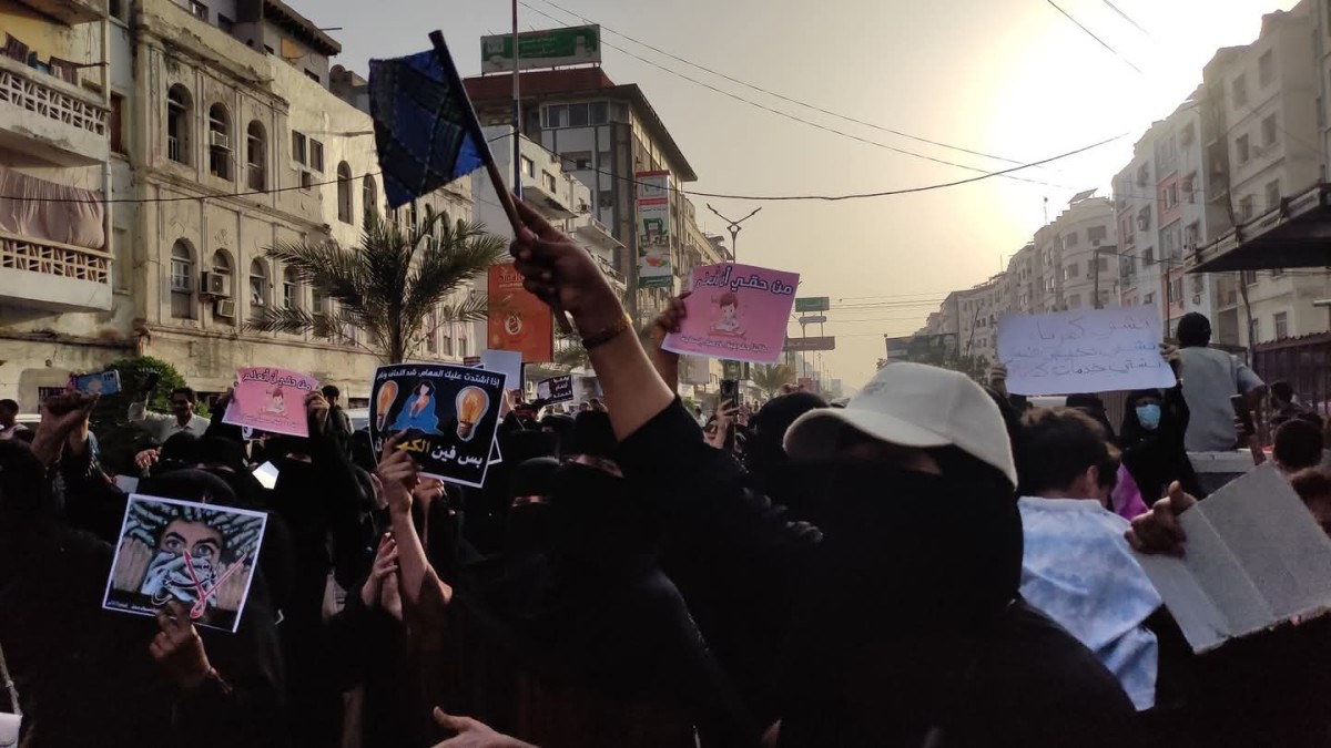 بالصور.. تظاهرة نسائية في المعلا للمطالبة بالخدمات وتحسين الأوضاع المعيشية