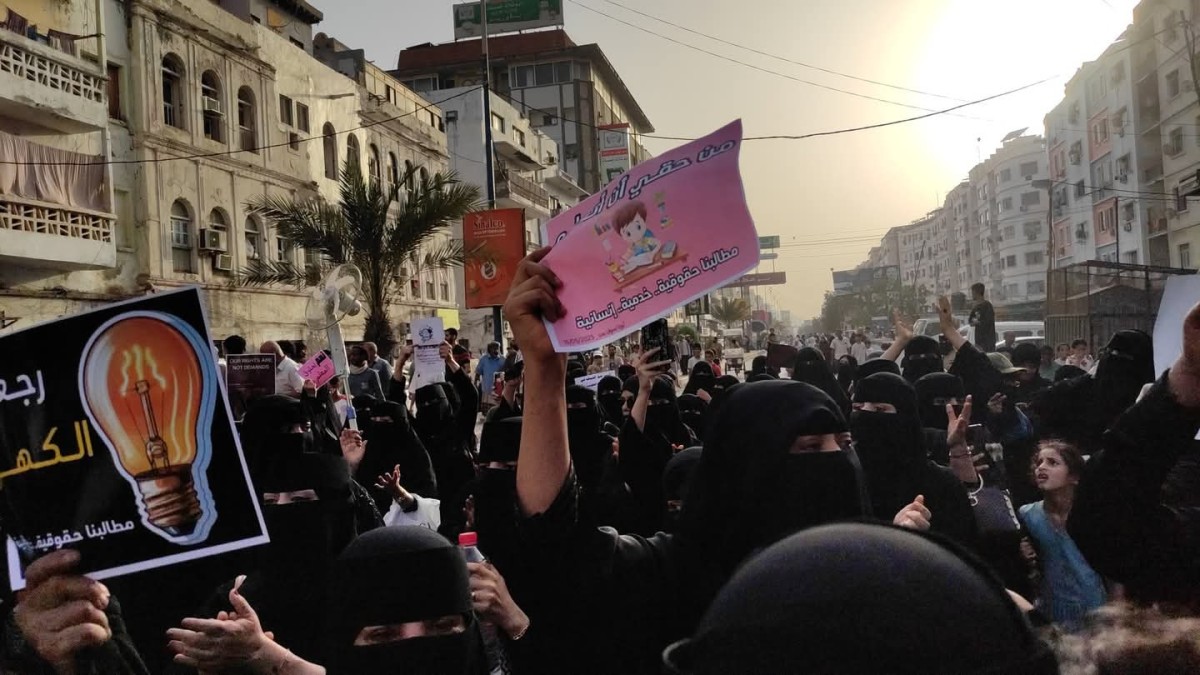 بالصور.. تظاهرة نسائية في المعلا للمطالبة بالخدمات وتحسين الأوضاع المعيشية
