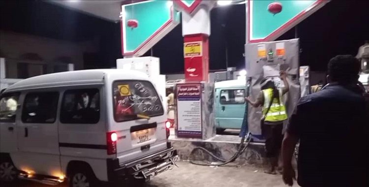 أزمة غاز مفاجئة تضرب عدن وطوابير المركبات تبدأ بالتزايد أمام المحطات