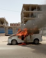 احتراق باص ركاب صغير في منطقة اللحوم بالعاصمة عدن