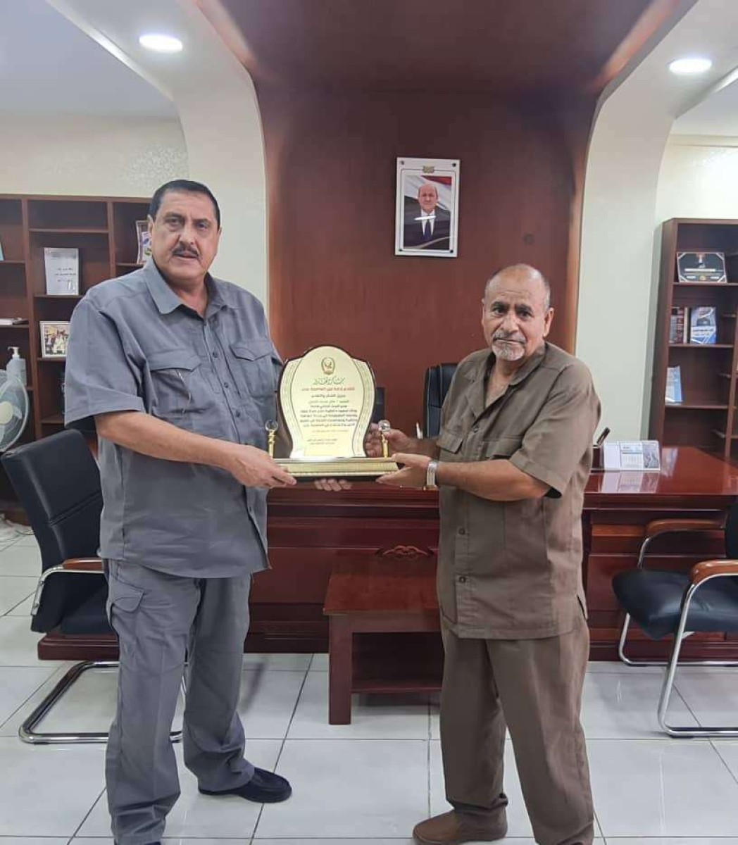 مدير أمن العاصمة عدن يُكرم مدير البحث الجنائي السابق بدرع الشكر والتقدير