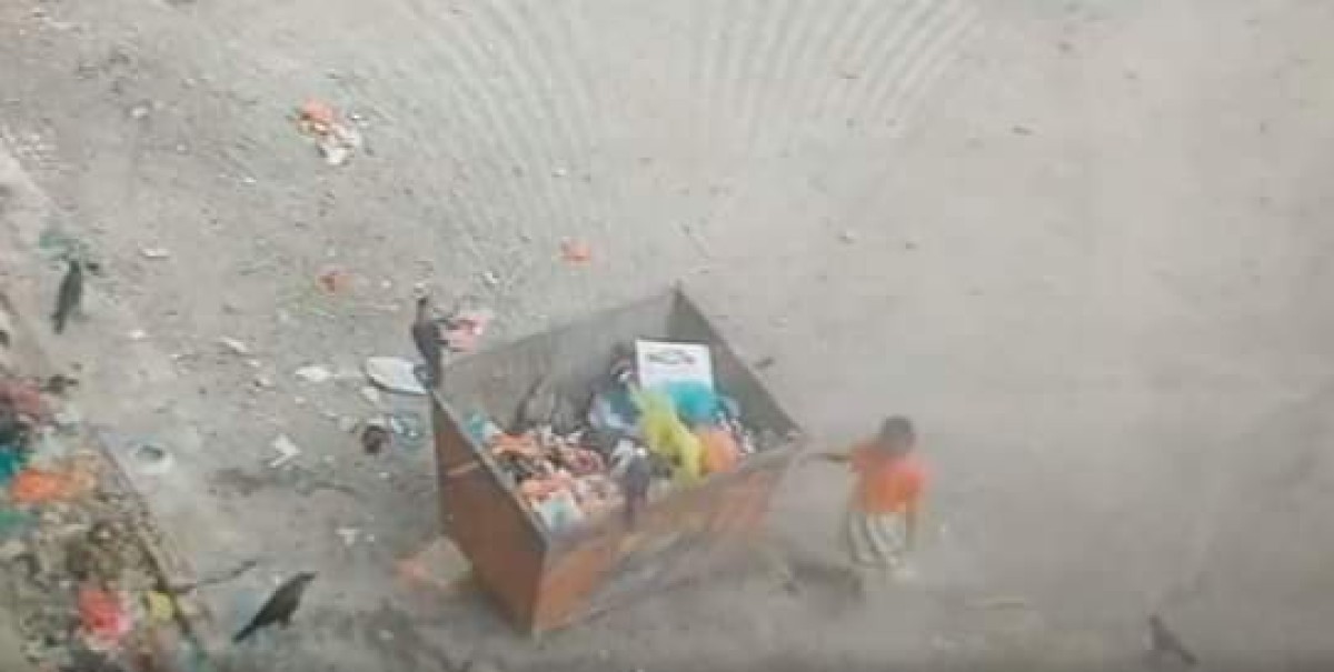 A shocking scene.. A Yemeni girl died while trying to reach a garbage barrel to get food