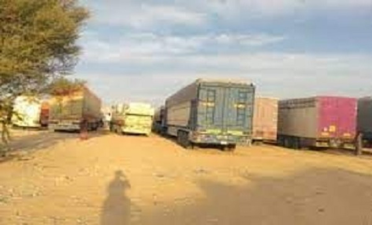 Tribal people continue to detain fuel and food trucks in Hadramaut