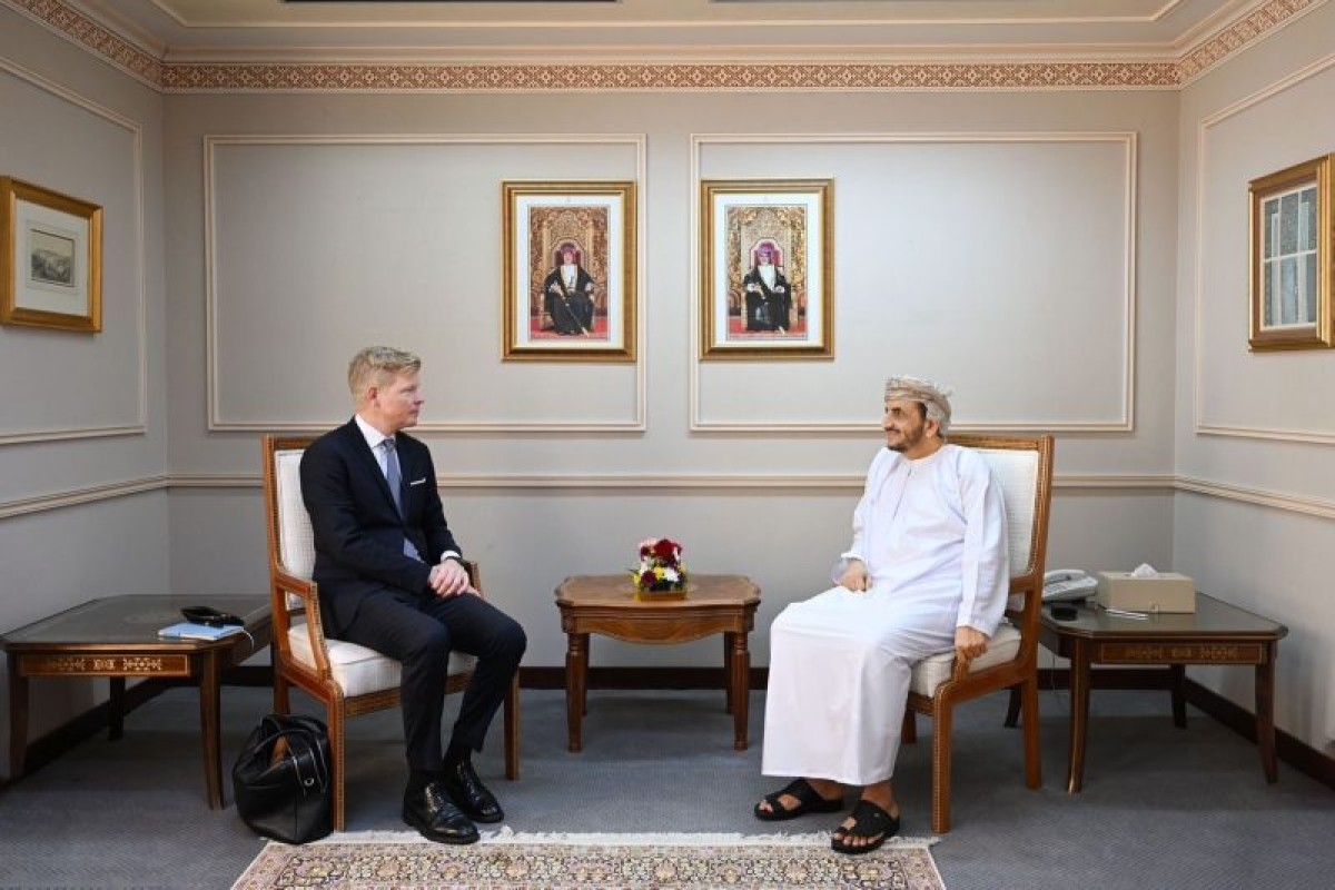 Muscat discusses with the UN envoy the repercussions of the Red Sea war and the Yemeni crisis