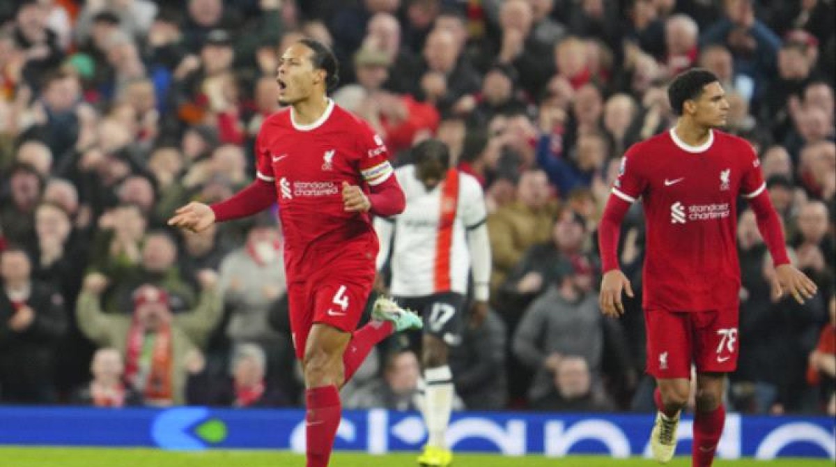 ليفربول يقلب الطاولة على لوتون تاون ويعزز صدارته للدوري الإنجليزي